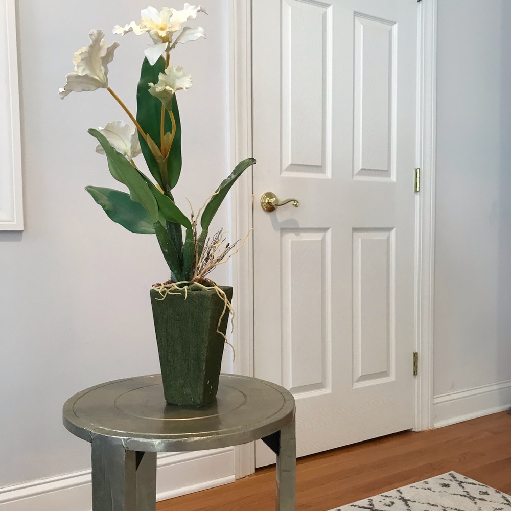 West Elm round table 20” tall